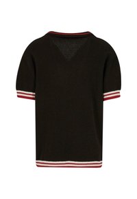 Camisa negra de punto de manga corta con escote en V, acentos a rayas rojas y blancas en las mangas y el cuello, material texturizado.