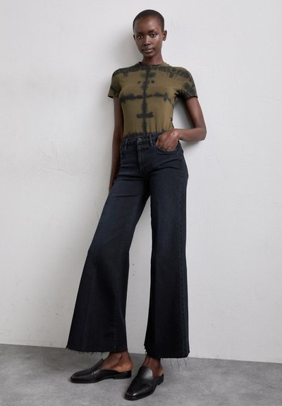 Mother THE ROLLER FRAY - Calças de ganga à boca de sino - dark blue