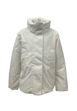 Giacca isolante bianca con colletto alto, due tasche frontali, texture liscia e un logo discreto sul petto. Progettata per il calore.