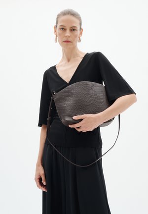 InWear, AVIKAIW CROCO CROSSBODY - Sac bandoulière - chocolate brown