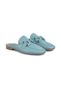 Jasnoniebieskie skórzane klapki z zaostrzonym noskiem, z ozdobnym detalem w postaci klamry i niskim drewnianym obcasem. Gładka faktura.