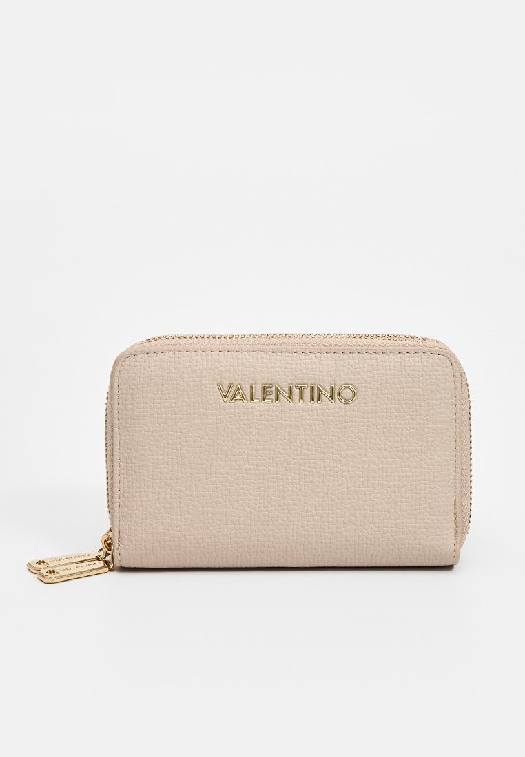 Beige Lederbörse mit einer strukturierten Oberfläche, ausgestattet mit einem goldenen "Valentino"-Logo und einem Reißverschluss. Enthält einen kleinen Anhänger.