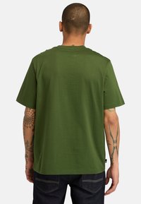 Timberland SHORT SLEEVE - Triko s potiskem - black forest green