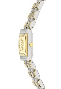 Reloj de metal dorado y plateado con una esfera rectangular que presenta un relieve de león. La pulsera tiene eslabones entrelazados en colores contrastantes.