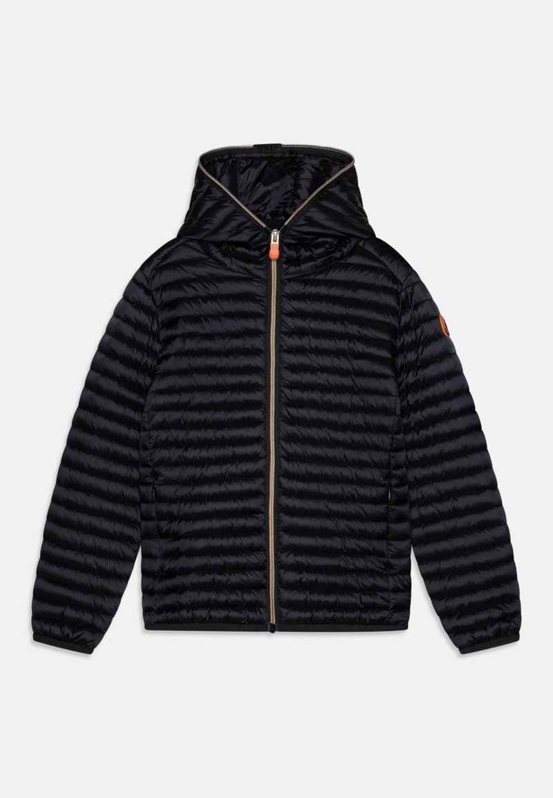 Giacca padded nera con cappuccio, caratterizzata da una texture trapuntata orizzontale, zip frontale completa con linguetta arancione e polsini elastici.