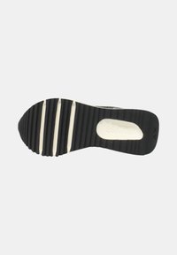 Suola di scarpa nera in gomma con scanalature orizzontali, leggeri dettagli bianchi e l'etichetta "Suna 68" in un inserto rettangolare.