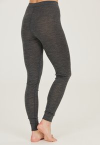 Mallas grises hechas de tela suave, con un diseño ceñido y puños acanalados, además de costuras que recorren los laterales de las piernas.