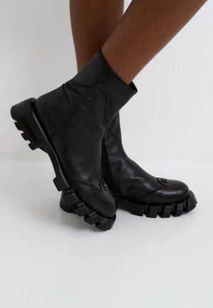 Botines con plataforma - black