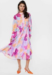 Abito lungo, con bottoni, realizzato in tessuto semi-trasparente, caratterizzato da forme astratte in rosa, viola, arancione e blu. Accompagnato da tacchi a punta arancioni.
