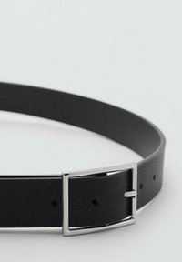 Curea din piele neagră cu un finisaj texturat, având o cataramă metalică argintie și găuri de ajustare pe întreaga lungime.