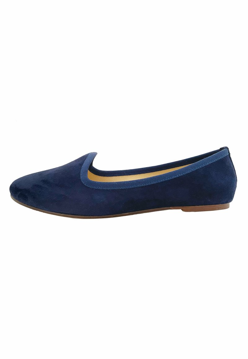 Chaussure plate de ballet en daim bleu marine avec bout arrondi, bord élastique et semelle plate marron claire, présentée en profil gauche sur fond blanc.
