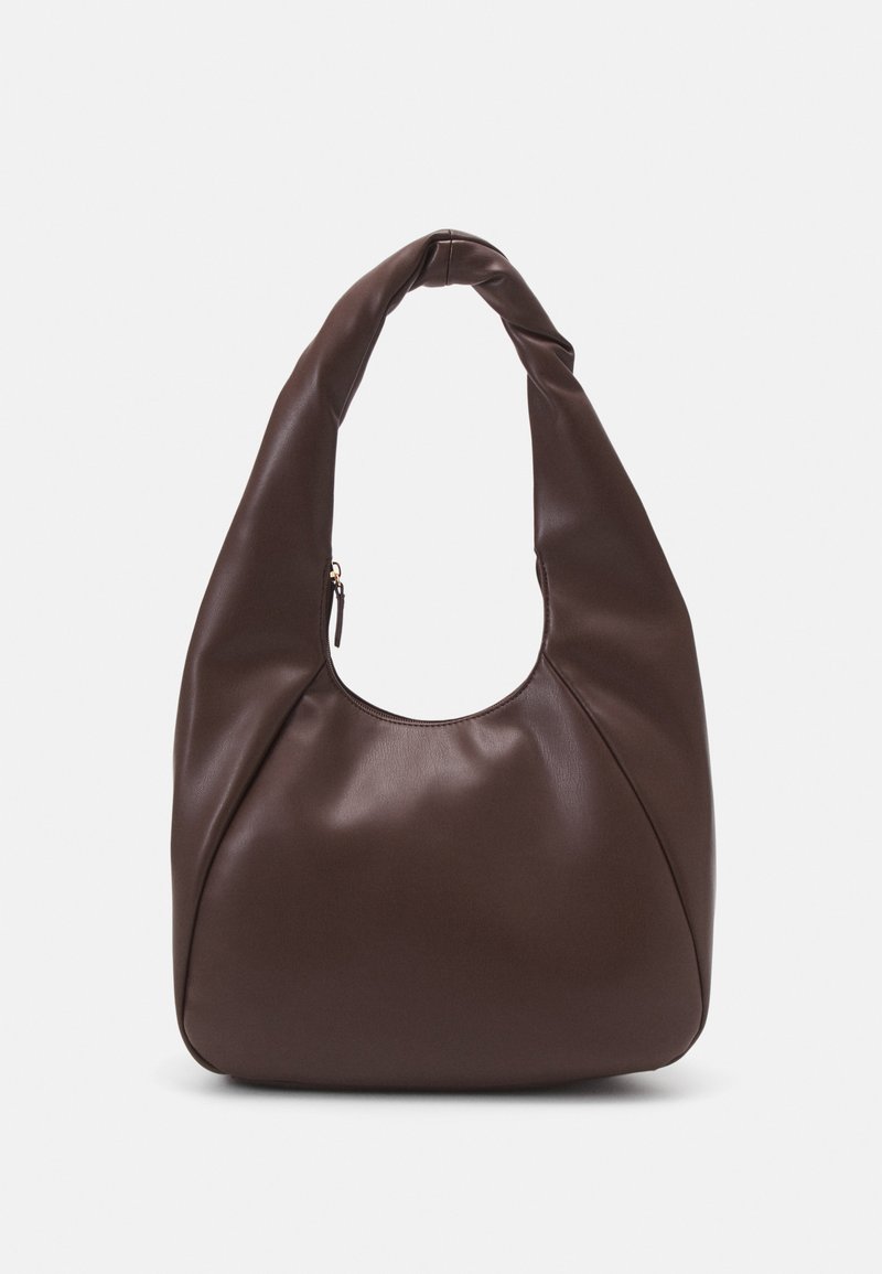 Borsa hobo in pelle marrone con una tracolla curva, texture morbida e una tasca laterale con zip per una funzionalità aggiuntiva.