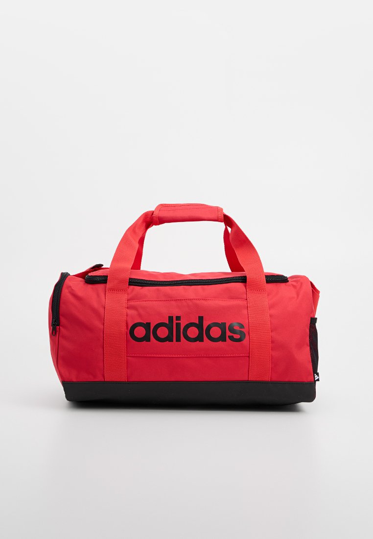 Roter Duffelbag mit schwarzen Akzenten, ausgestattet mit einem Reißverschluss, zwei Griffen und großem schwarzem Adidas-Logo auf der Vorderseite. Texturiertes Material.