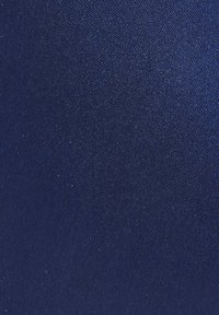 Marineblauwe stof met een gladde, gestructureerde oppervlakte en een licht glanzende afwerking. Toon een diagonale weefstructuur en subtiele kleurvariaties.
