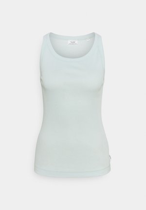 Jasnoniebieski bezrękawnik z prążkowanej dzianiny z okrągłym dekoltem i małą metką marki na boku szwu.