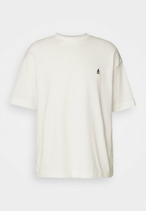 Witte katoenen T-shirt met korte mouwen, geribbelde ronde hals en een klein zwart logo op de linkerkant van de borst. Zachte textuur en relaxte pasvorm.