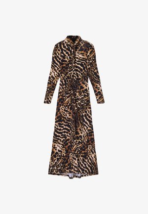 Vestido de estampado animal con mangas largas, cuello de camisa y detalle fruncido en la cintura. Los colores incluyen tonos negros, marrones y beiges.
