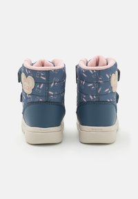 Barnskor i blå syntetmaterial med ett kaninmönster i rosa, med en vadderad krage och kardborreband för stängning.