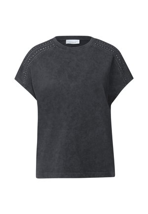 Camiseta negra de manga corta hecha de una tela suave, con una textura lisa y detalles perforados en los hombros. Cuello redondeado.
