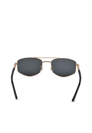Lunettes de soleil avec des verres rectangulaires foncés, une monture fine en métal doré, des embouts de branches noirs et des plaquettes de nez réglables sur fond blanc.