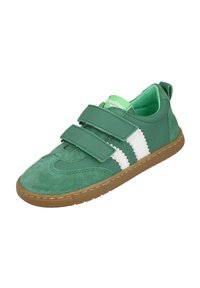 Zapatilla verde con materiales de ante y cuero, que cuenta con dos correas de velcro, rayas blancas y una suela de goma marrón texturizada.