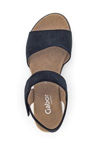 Sandalia de ante negra con dos correas superpuestas y una plantilla acolchada beige. Cuenta con una plantilla contorneada para mayor comodidad.