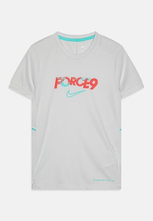 Grijze sport T-shirt met korte mouwen, voorzien van een gedurfde, multi-kleurige "FORCE9" grafiek en Nike-logo. Mesh accenten in de zijnaden.