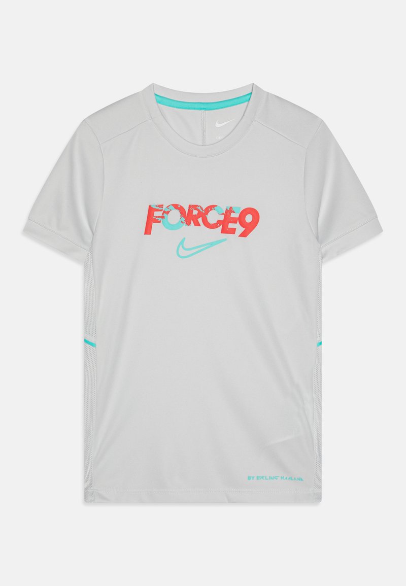 Grå trenings T-skjorte med korte ermer, med en dristig flerfarget "FORCE9" grafikk og Nike-logo. Mesh-detaljer i sidesømmene.