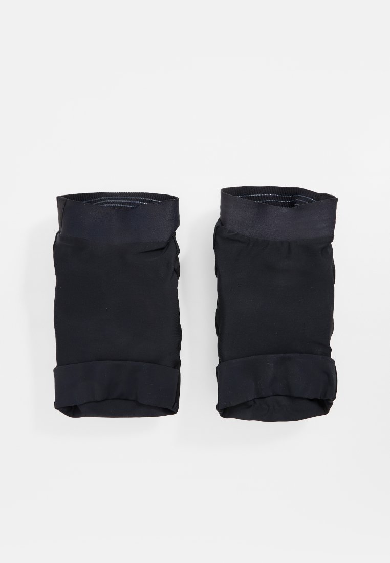 Schwarze Stoff-Armenwärmer mit einer strukturierten Oberfläche, ausgestattet mit umgeschlagenen Säumen und Nahtdetails. Weiches, elastisches Material für hohen Tragekomfort.