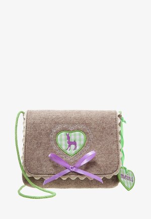 Petit sac en feutre brun avec une bandoulière tressée verte, un patch en forme de cœur représentant un cerf violet, un nœud violet et une étiquette en forme de cœur verte portant l'inscription "meins."