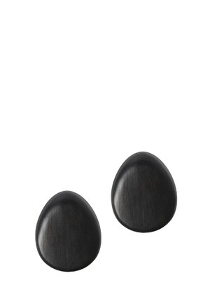 Paire de boucles d'oreilles ovales en bois noir lisse avec une forme arrondie légèrement irrégulière sur fond blanc.