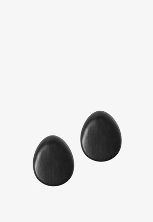Paire de boucles d'oreilles ovales en bois noir lisse avec une forme arrondie légèrement irrégulière sur fond blanc.