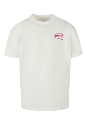 Tricou alb din bumbac, cu mâneci scurte și guler rotund. Prezintă un grafic de bulă de dialog roșie cu textul "HABIBI" pe pieptul stâng.
