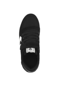 Schwarze Sneakers mit Obermaterial aus Stoff, runder Zehenform und weißer Sohle. Sie verfügen über Schnürsenkel und einen Klettverschluss. Logo-Detail in Weiß an der Seite.