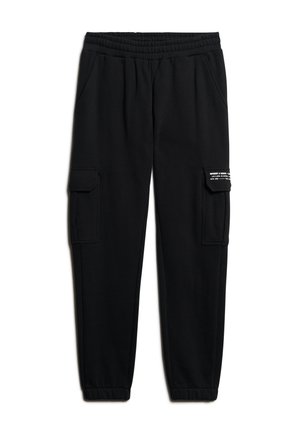 Pantalones de chándal negros con cintura ajustable, bolsillos laterales, bolsillos tipo cargo y una etiqueta de marca en el bolsillo derecho. Textura suave, corte entallado.