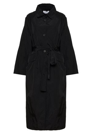 Trench-coat long noir avec fermeture à boutons, ceinture en tissu nouée à la taille, deux poches avant à rabat et col classique.