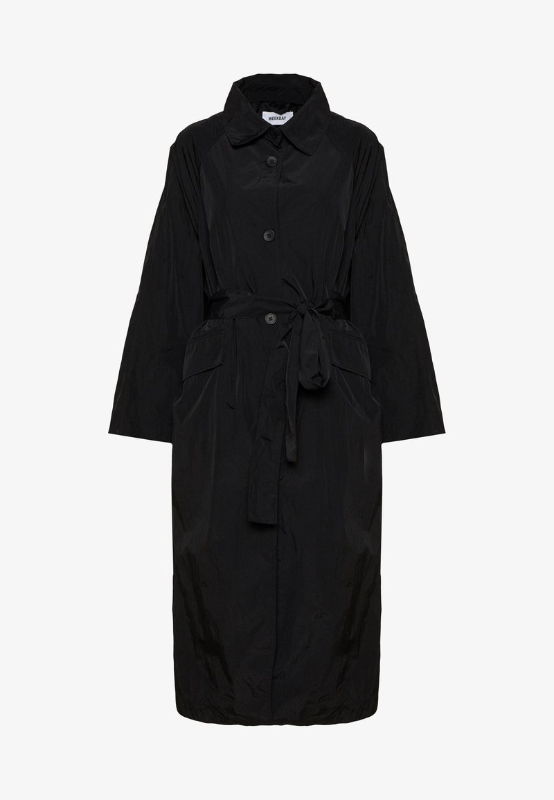Trench-coat long noir avec fermeture à boutons, ceinture en tissu nouée à la taille, deux poches avant à rabat et col classique.