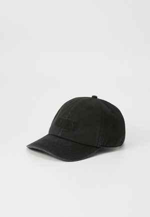 Schwarze Baumwoll-Baseballmütze mit gebogenem Schirm, versehen mit einem geprägten Logo-Design auf der Vorderseite und einem Knopf auf der Krone.