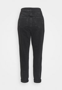 Schwarze Denim-Hosen mit schmalem Schnitt, elastischem Bund, umgeschlagenen Säumen und zwei Gesäßtaschen, die eine glatte Textur und minimalistische Nähte aufweisen.