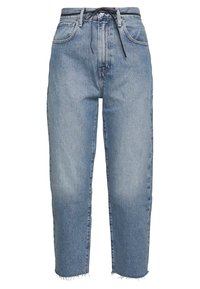 Světle modré džíny s vysokým pasem vyrobené z denimu, s rovnými nohavicemi, třepenými lemy a černou tkaničkou v pase.