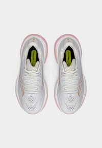 Ζευγάρι λευκά αθλητικά παπούτσια Saucony με ροζ σόλες, διάτρητα πάνω μέρη και κορδόνια, σε θέα από πάνω πάνω σε λευκό φόντο.