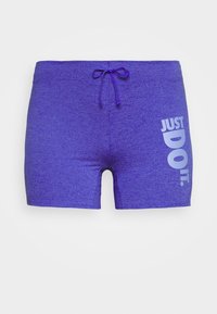 Fialové sportovní šortky s předním zatahováním a nápisem "JUST DO IT." tištěným vertikálně na pravém stehně.
