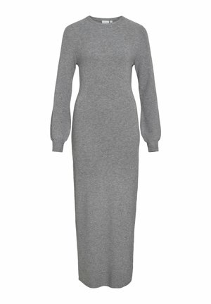 Grå ribbad midiklänning med långa ärmar, rund halsringning och en figurnära silhuett. Mjuk textur och minimalistiska designdetaljer.