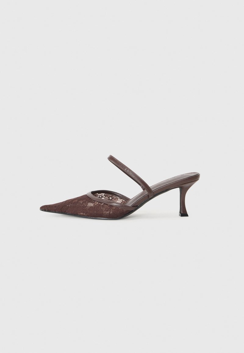 Chaussure à bride arrière en dentelle marron avec un bout pointu et une fine sangle, présentant un motif floral subtil et un talon aiguille étroit.