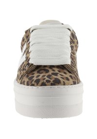 Vista frontale di una sneaker platform con design a stampa leopardata e spesse stringhe bianche, suola bianca con bordo inferiore testurizzato.