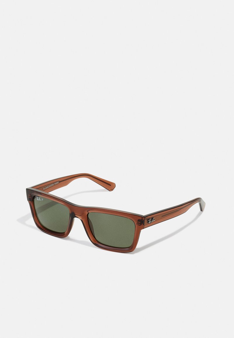 Ochelari de soare dreptunghiulari, maro, cu lentile verzi, rame transparente groase și accente cu dungi pe brațe. Logo-ul mărcii este afișat pe lateral.