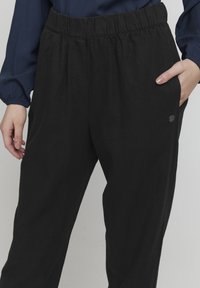 Oxmo OXALFA LINEN MIX - Hlače - black