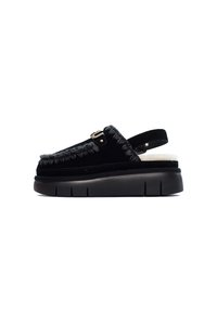 Zoccolo in suede nero con parte superiore texturizzata, caratterizzato da un dettaglio decorativo intrecciato e una spessa suola nera. Presenta una cintura slingback per supporto.