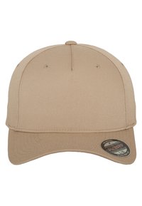 Beige Baseballkappe mit flachem Schirm, aus strukturiertem Stoff, mit Belüftungsösen und einem Größenaufkleber an der Seite.