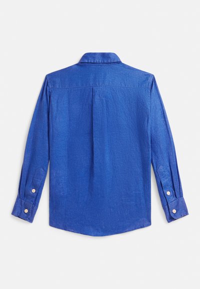 Košeľa s dlhým rukávom na zapínanie na gombíky v žiarivej kráľovskej modrej látke. Má špicatý golier, jedno záhyb na zadnej strane a manžety na gombíky.